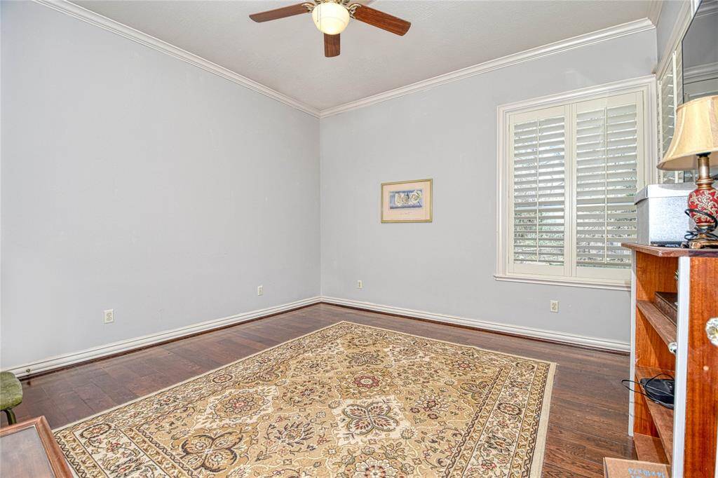 Second downstairs bedroom with bath