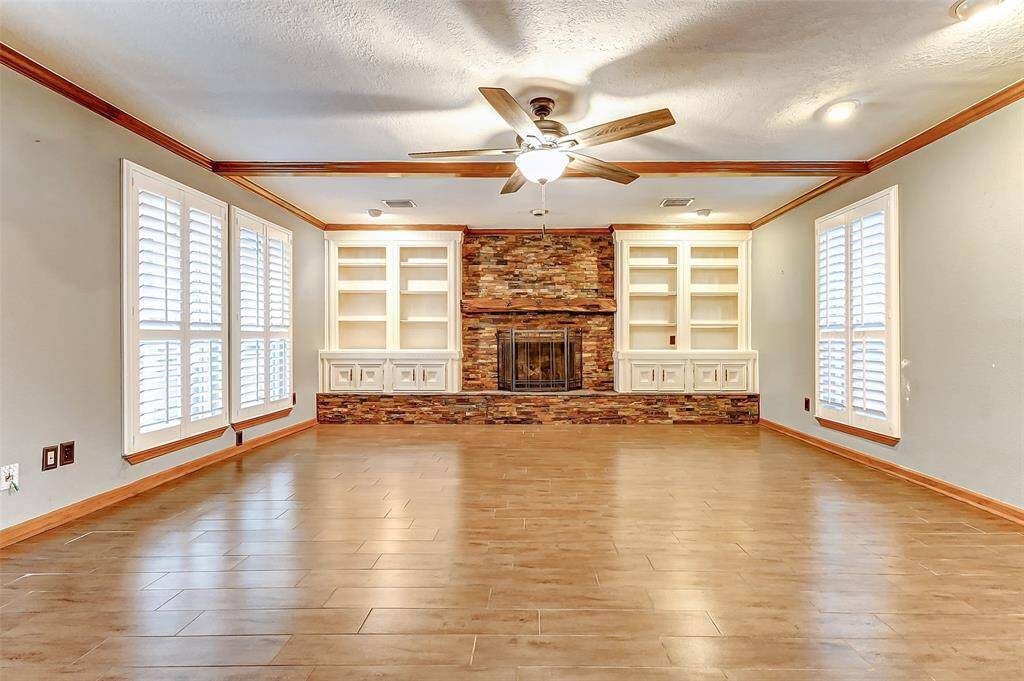 Living room with automatic gas fire place