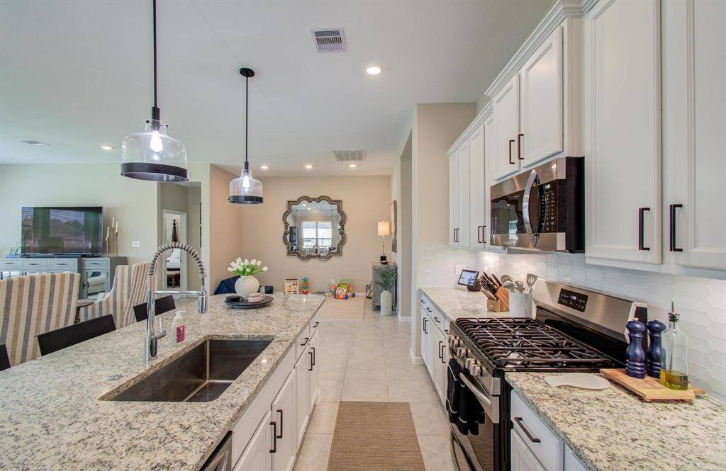 Plenty of counter & cabinet space