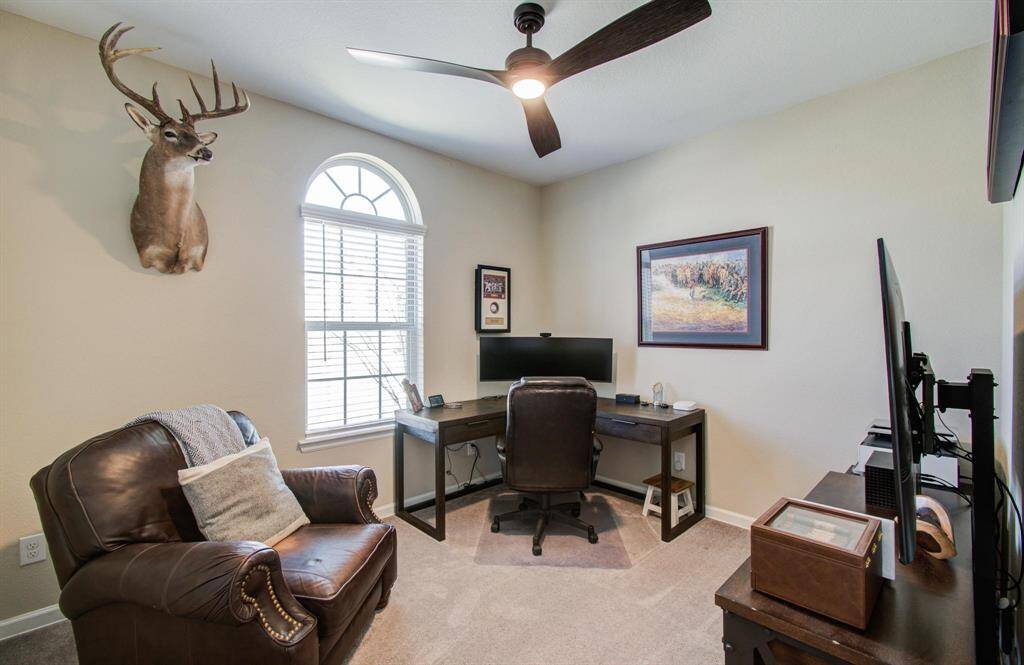 Secondary bedroom or office