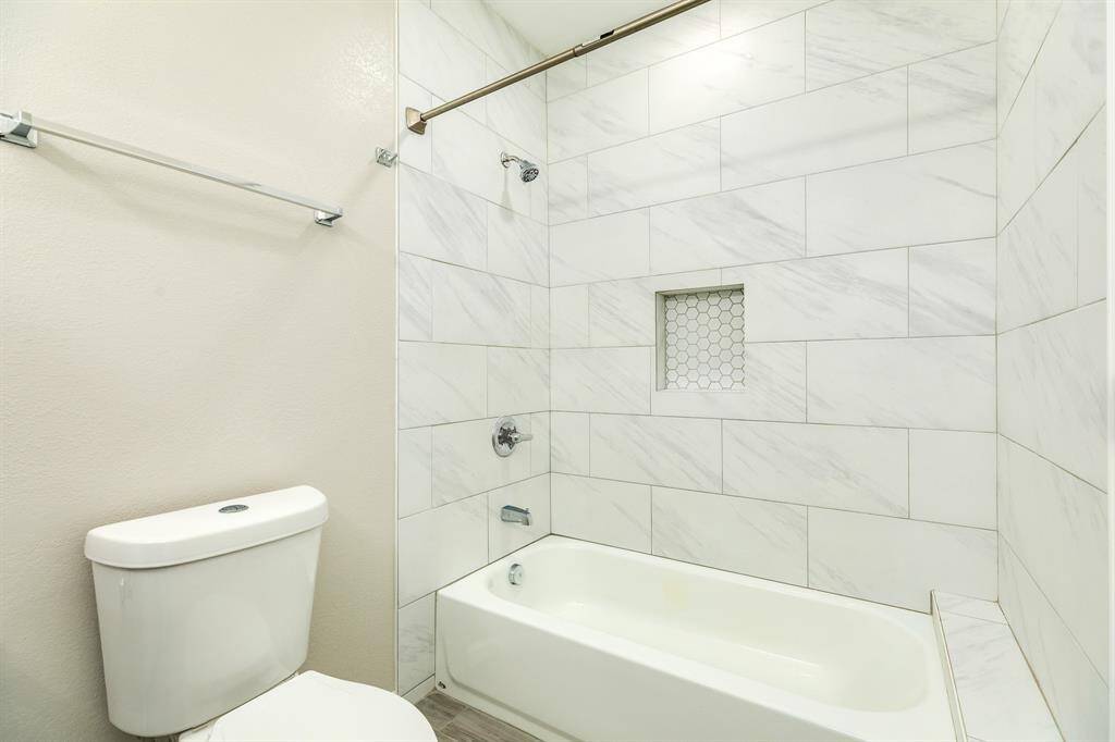 Tub/shower is this bathroom.