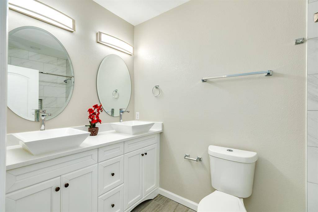 Another bath with dual basins