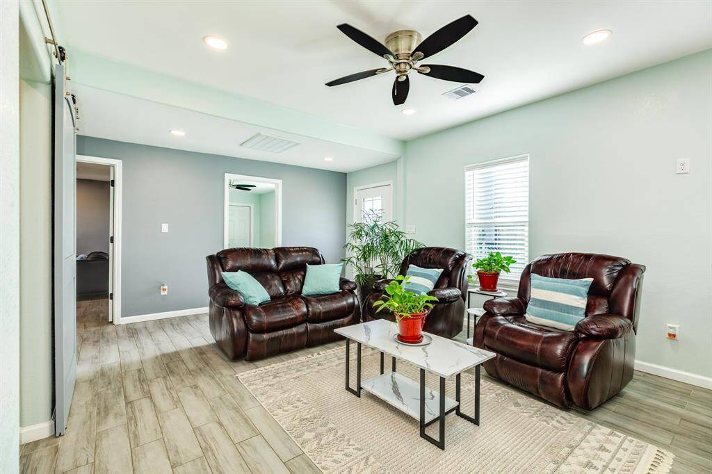 Living room, beuatifully furnished.