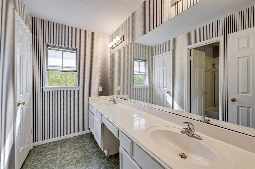 Upstairs full bathroom