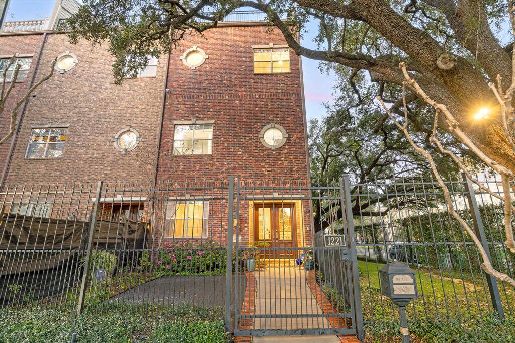 Magnificent 4 story Townhome in the Museum District