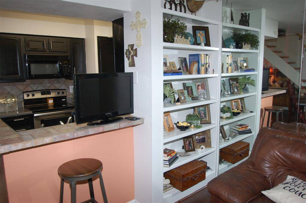 Breakfast bar & book shelves