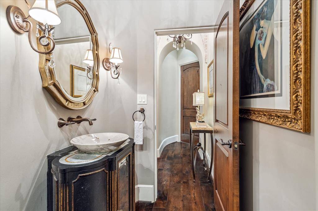 Guest powder room.