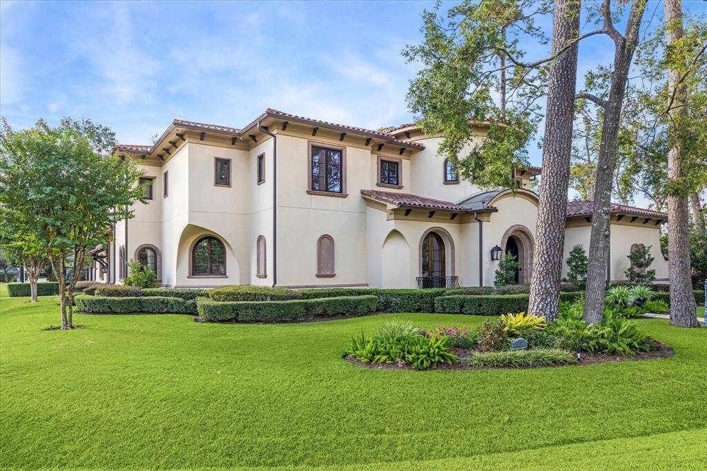 Beautiful corner allowing exterior elevation to be seen from two sides.