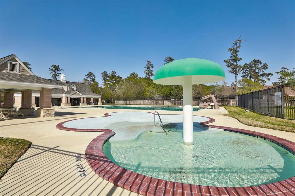 Longwood Trace pool walking distance from the home