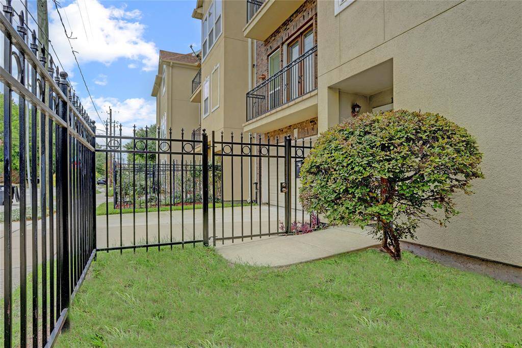 A side yard can be a fantastic addition to your home, enhancing both curb appeal and functionality. For creating a space that’s visually appealing and pet-friendly.