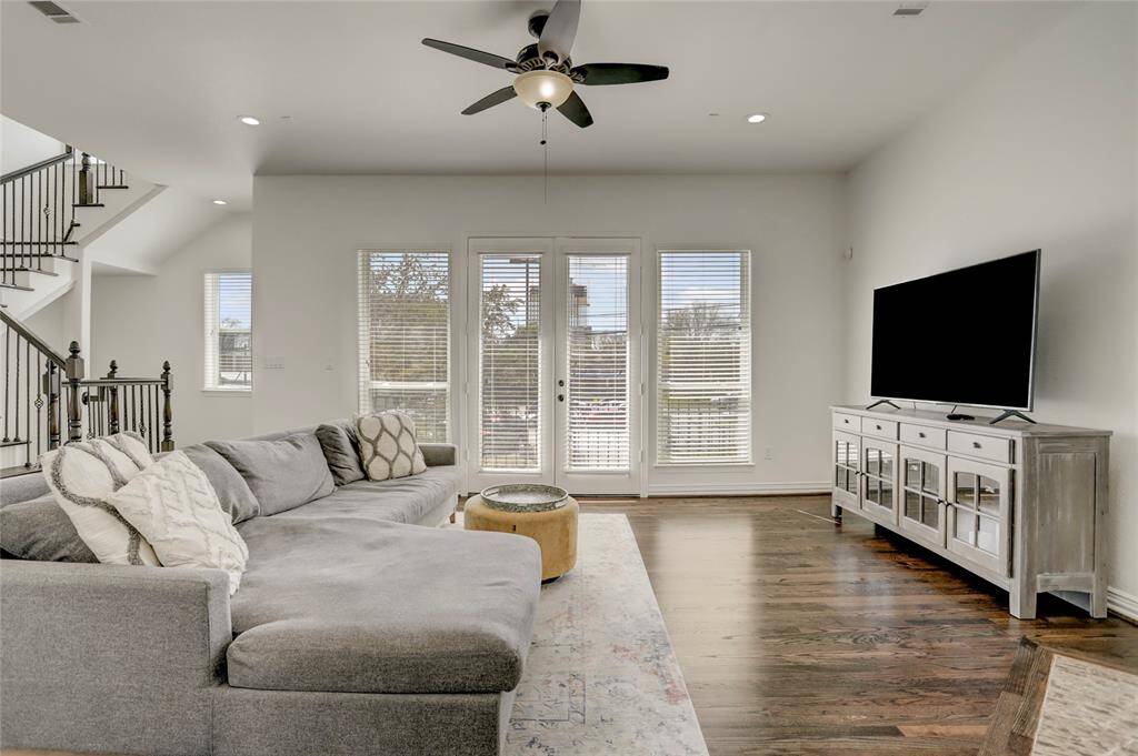 The spacious living room is flooded with natural light, thanks to expansive windows and double doors that open to a charming balcony. This seamless connection to the outdoors creates a bright, airy atmosphere, perfect for relaxing or entertaining.