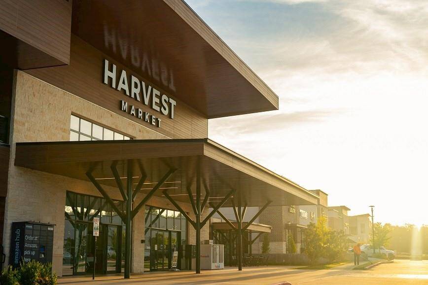 Easy access to shopping and dining