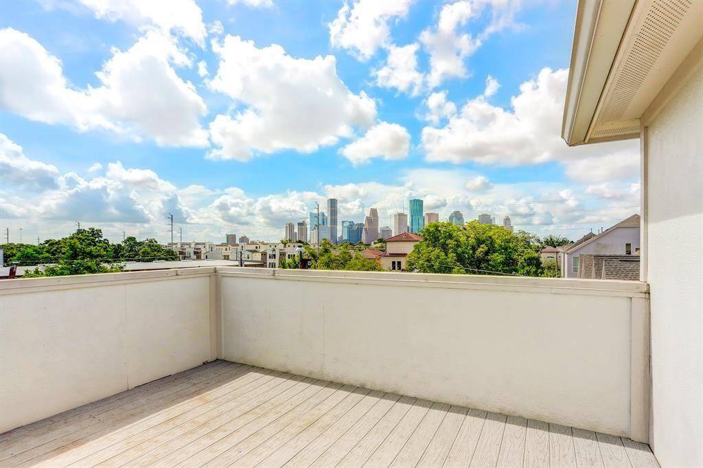 Hello, Houston!! It's hard to be unhappy when this is your view. 4th floor - roof top deck.