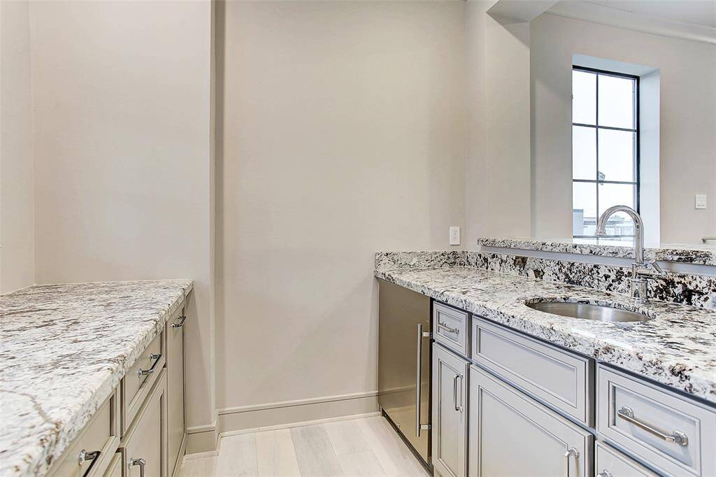 4th floor wet bar with refidgerator