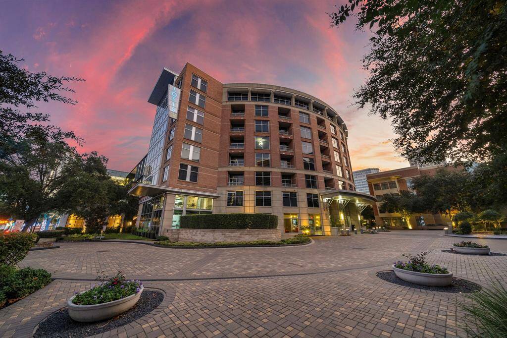 Welcome to sleek urban living at 1901 Post Oak Blvd #2212. Lush greenery and a meticulously designed entrance create a welcoming environment in the heart of Houston’s vibrant Galleria area. Ideal for city dwellers seeking convenience and style.