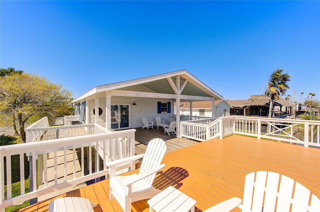 An additional party deck on top of the boat house!