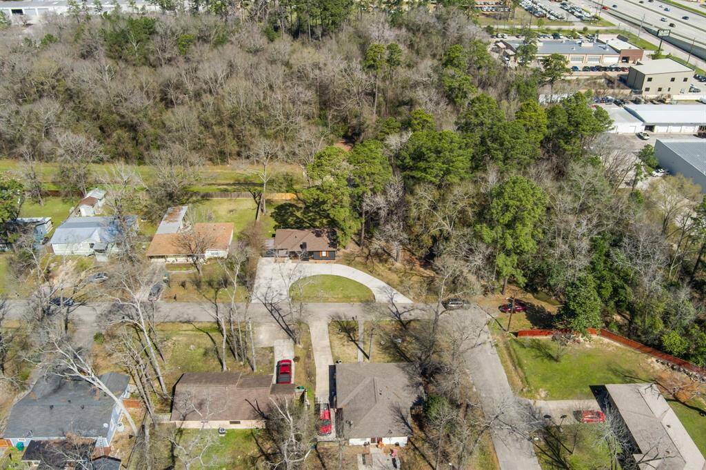 Close proximity to shopping, restaurants, etc