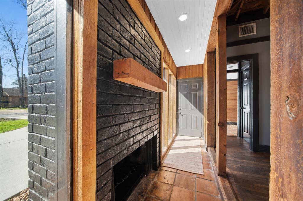 Beautiful Entry way with natural light