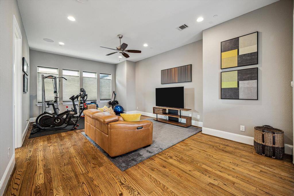 Spacious 4th-floor game room, ideal for entertainment and relaxation with a generous private balcony.