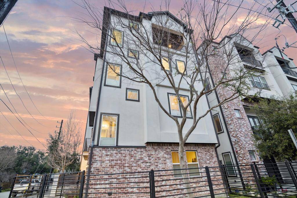 A stunning property with ideal location! Come see this beauty!