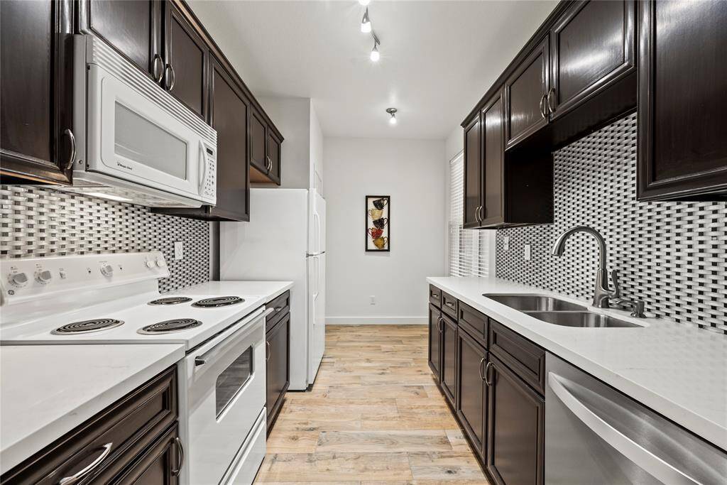 Ready to Move-in w a Remolded Kitchen Kitchen**2255 Braeswood Park Unit 240, Houston, TX 77030**