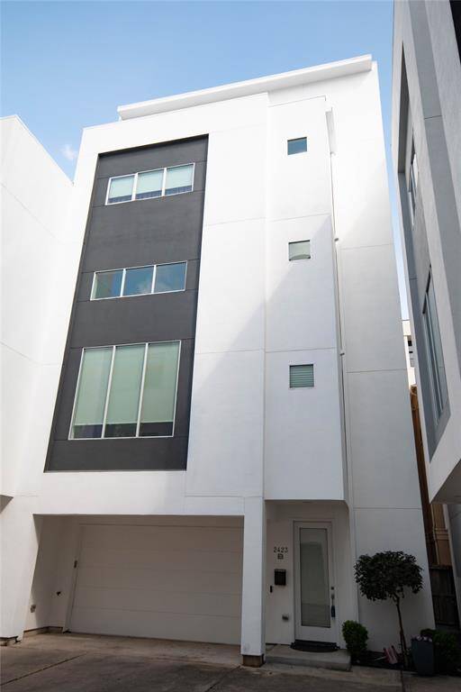 Upper Kirby Townhome with unbelievable walkability score. You can walk to restaurants and shopping and entertainment. 5 story including Roof Terrace, three bedrooms three halve baths and two car garage. Lets go inside