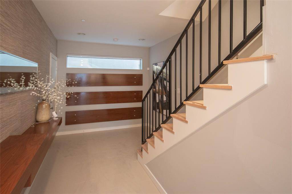 Open front door and you have 19x6 foyer.