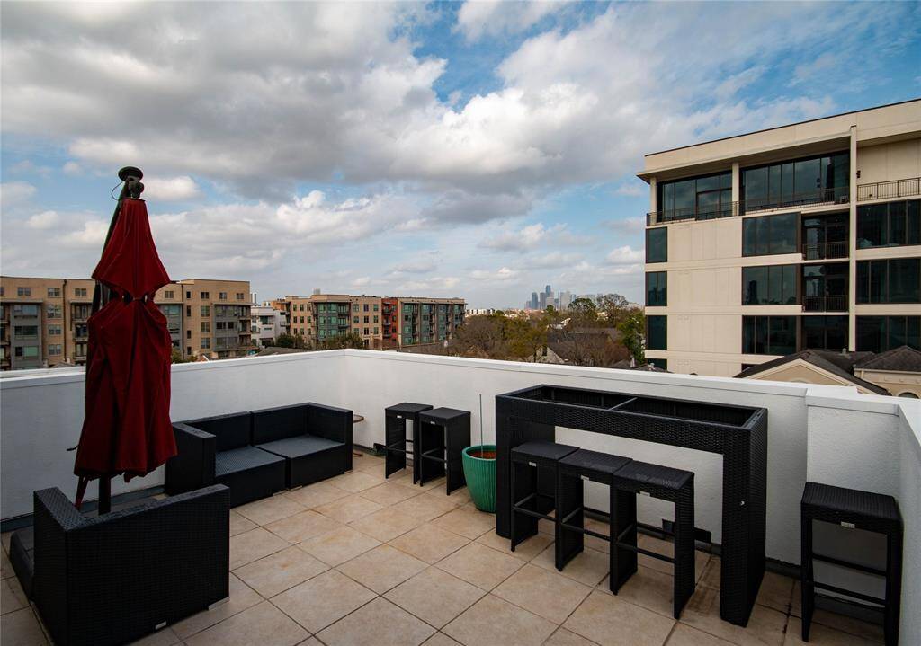 Great Roof terrace for celebrating or entertaining friends and family and view of downtown