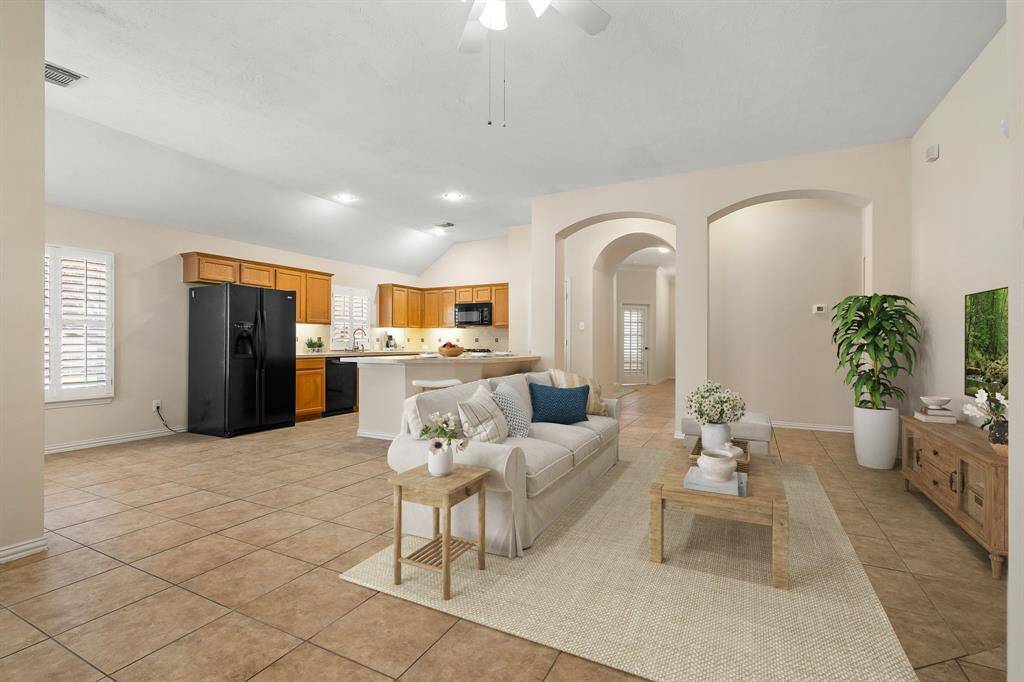 Open living, kitchen and brekfast area.