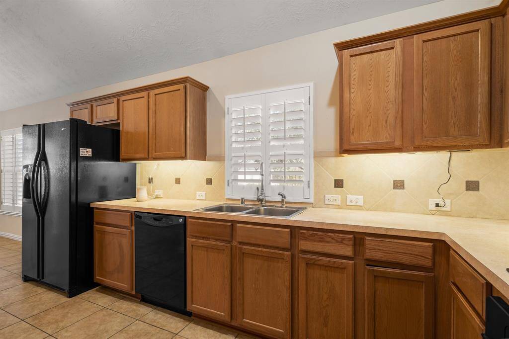 Nice spacious kitchen refrigertator included.