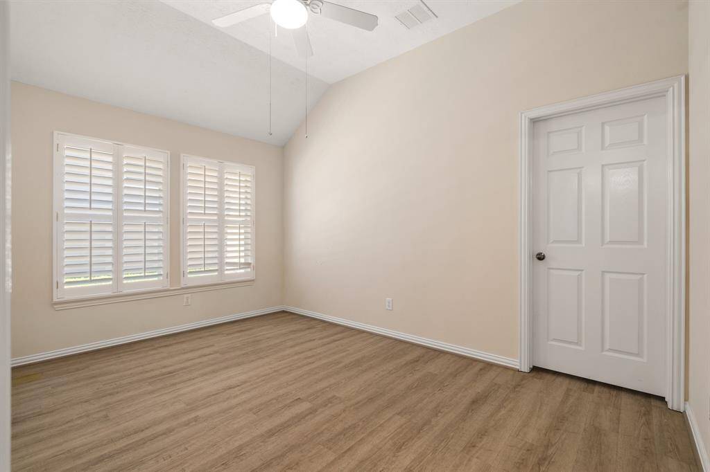 Great sitting area or play area between both bedrooms