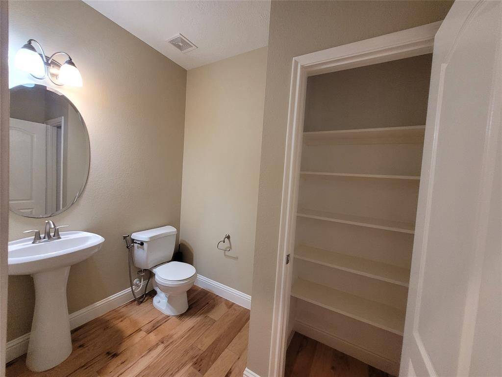 1/2 bathe with large Pantry