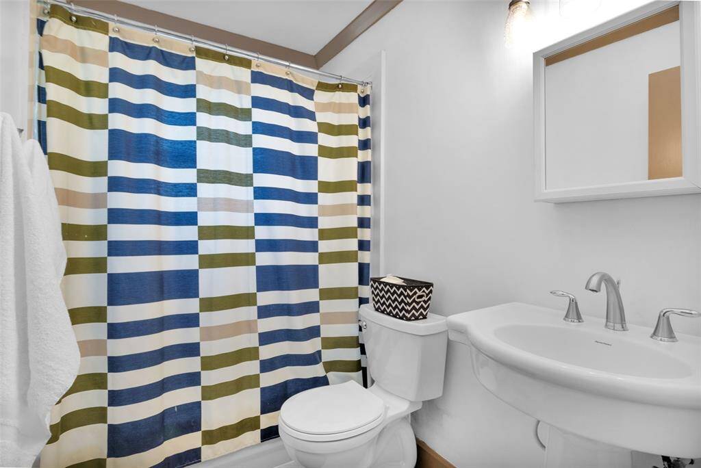 Secondary bathroom on the second floor.