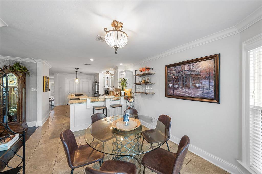 Casual Dining Space.