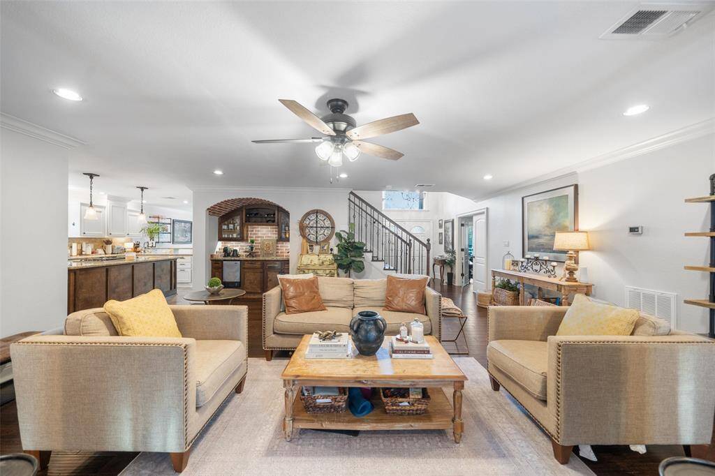 Seamlessly entertain or enjoy an evening at Home.