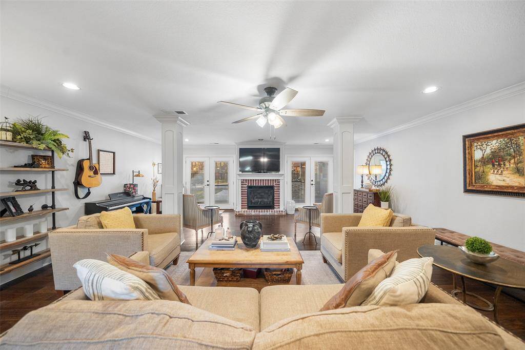 So many options to place furnishings here!