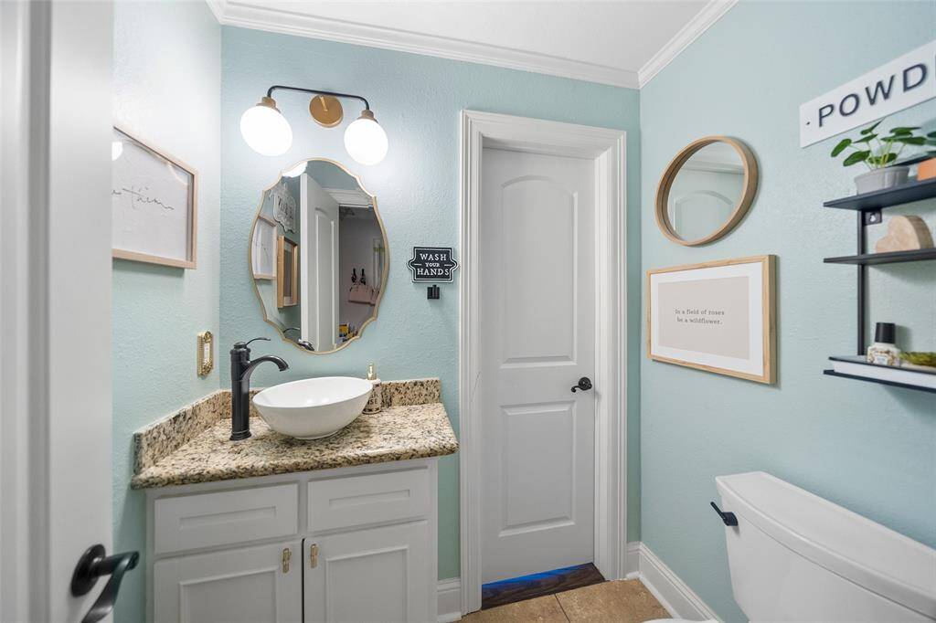 With a discreet powder path located near the back door.