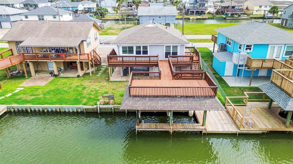 Birds eye view of your waterfront retreat!