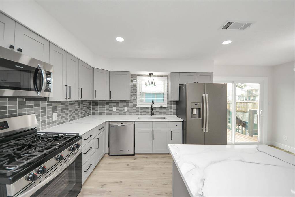 Brand new appliances, cabinets and drawers with "soft close".