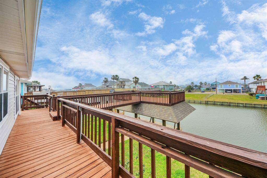 Plenty of livable deck space.