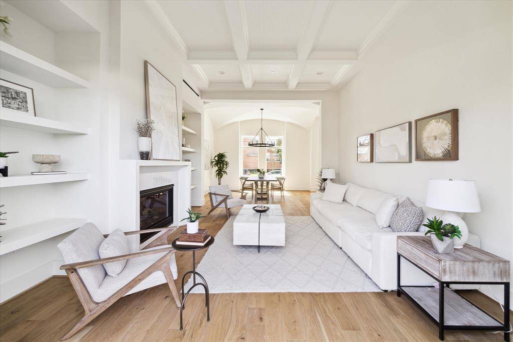 Stunning Warm Space - Awash with natural light, it sits between the elegant dining room and the private yard. Designed for everyday living and elegant entertaining it is perfectly crafted for family gatherings or elegant dinner soirées.