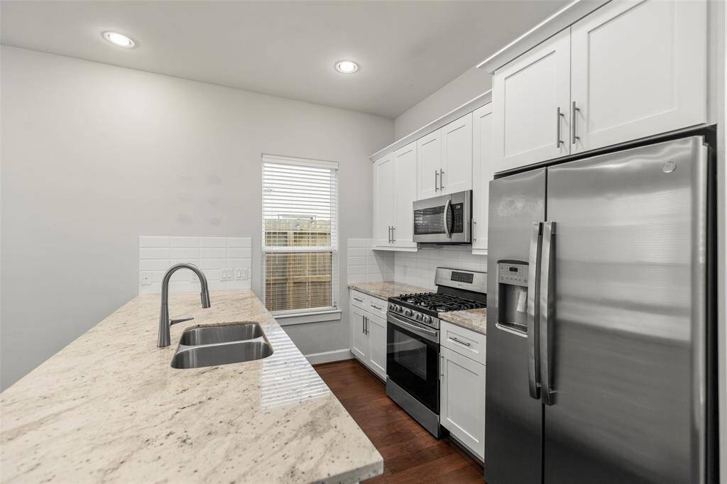 Attractive kitchen and counters, breakfast bar
