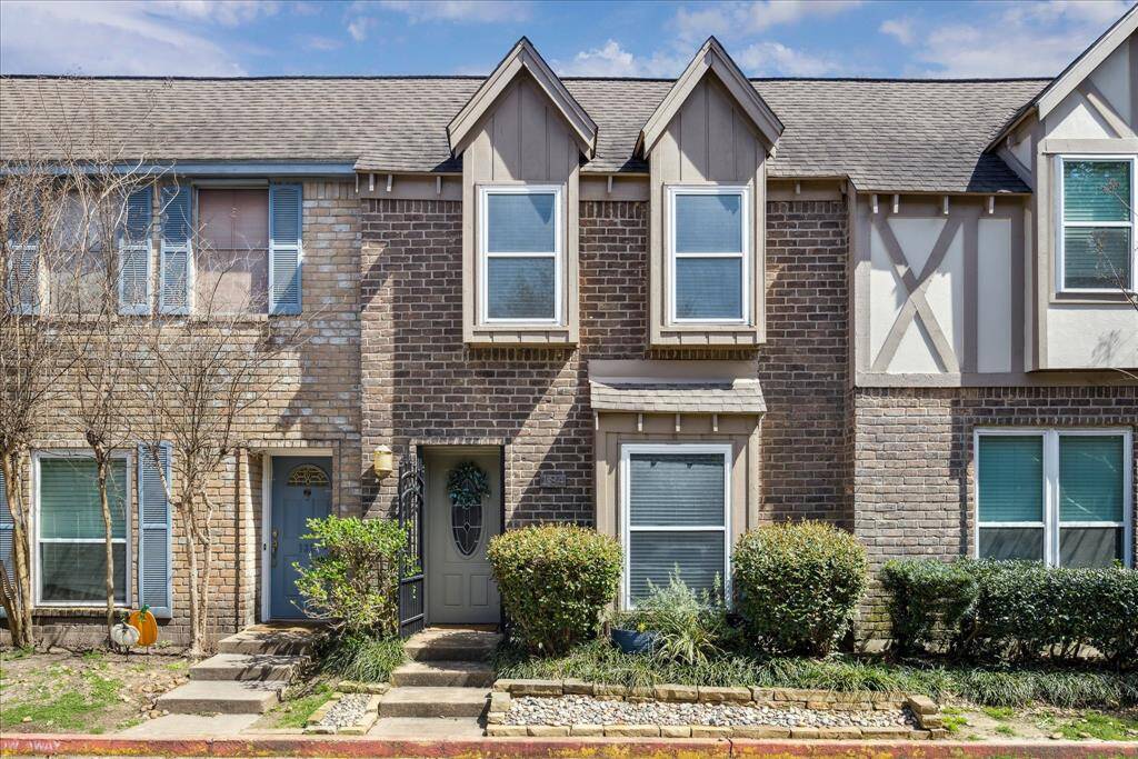Welcome home to Unit #184 - an fresh, updated two-story townhome in West Bayou Oaks. Zoned to Stratford High School with ALL utilities, roof, trash, exterior maintenance, exterior building insurance, community grounds-keeping as well as pool, clubhouse and tennis court maintenance included in monthly HOA fees. Nearby community greenspace for taking a walk or walking your dog!
