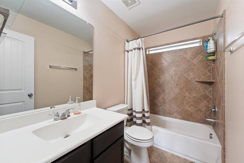 Full bath upstairs