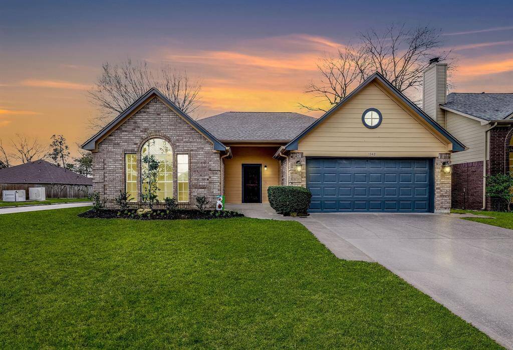 Welcome to 1342 Chesterpoint Dr in highly sought after Imperial Oaks!
