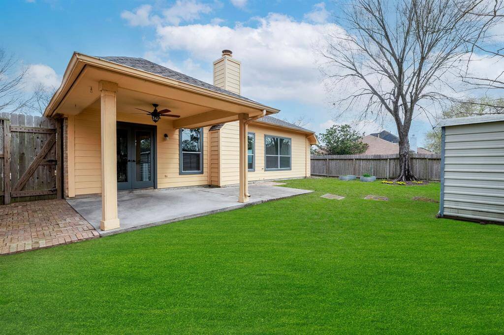 Covered patio with ceiling fan!