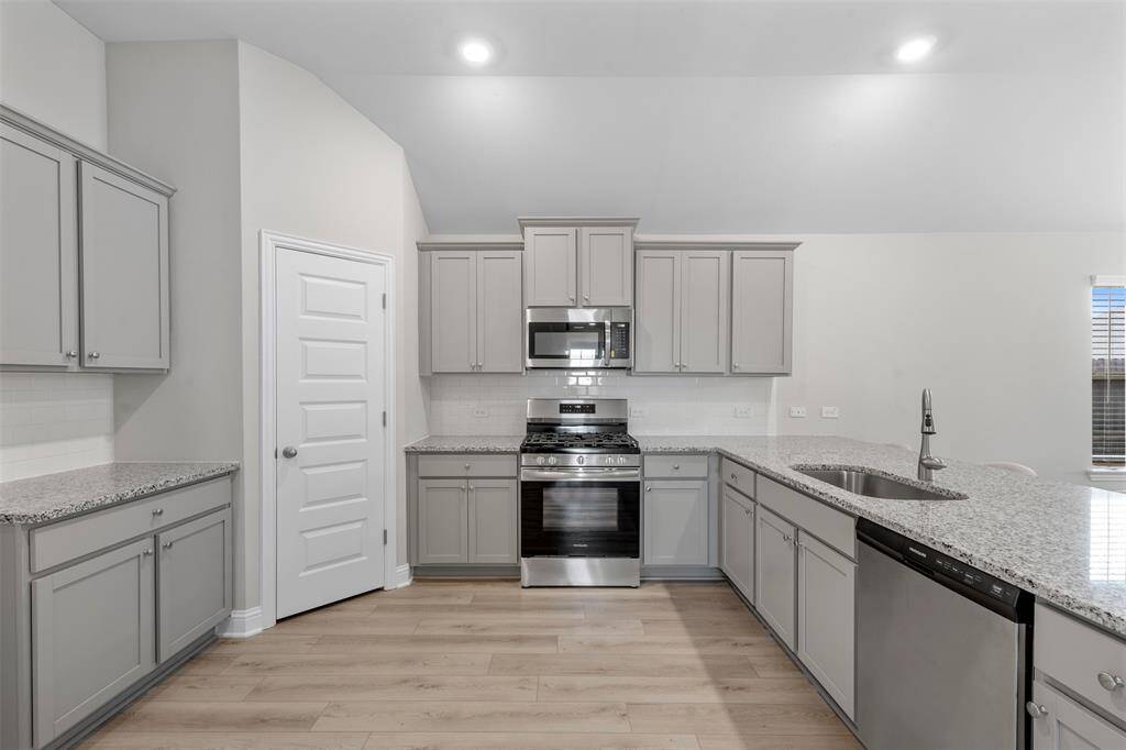 Plenty of counterspace in the kitchen