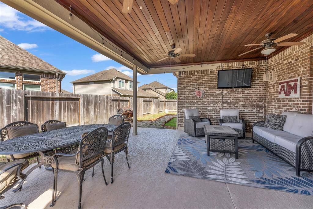 Beautifully crafted back patio, offers lots of shade during the summer and great for entertaining!!