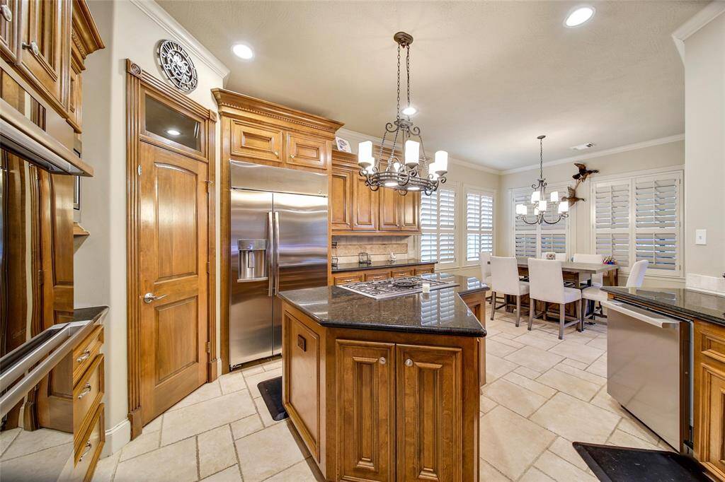 ISLAND KITCHEN WITH RECENT APPLIANCE UPGRADE