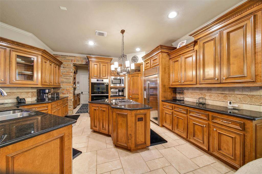 ISLAND KITCHEN WITH BUILT-IN REFRIGERATOR